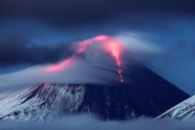 Камчатский вулкан Ключевской извергает лавовые потоки