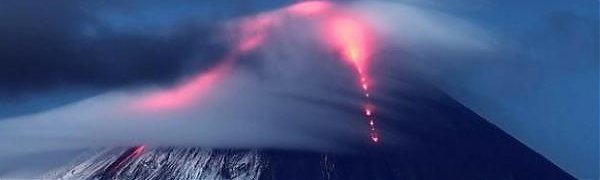 Камчатский вулкан Ключевской извергает лавовые потоки