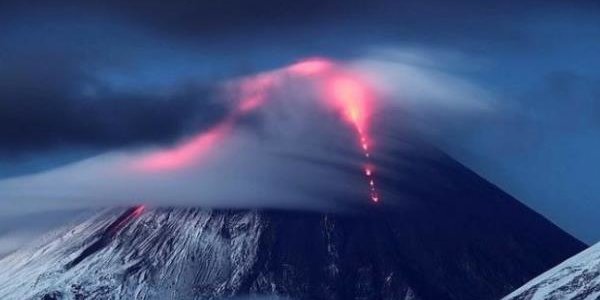 Камчатский вулкан Ключевской извергает лавовые потоки