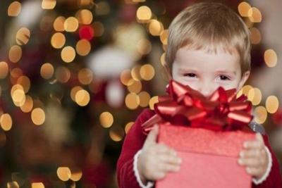 Малыши Владивостока получают сладкие новогодние подарки