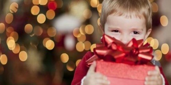 Малыши Владивостока получают сладкие новогодние подарки