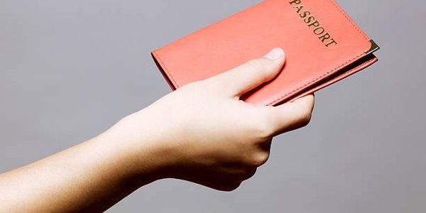 Бумажные паспорта россиян планируют заменить на электронные с 2021 года