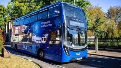 По улицам Британии ездит автобус, очищающий воздух