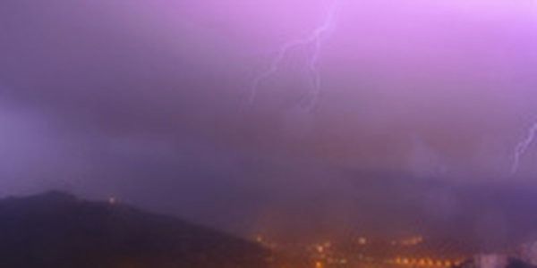 Тропический шторм смещается на север