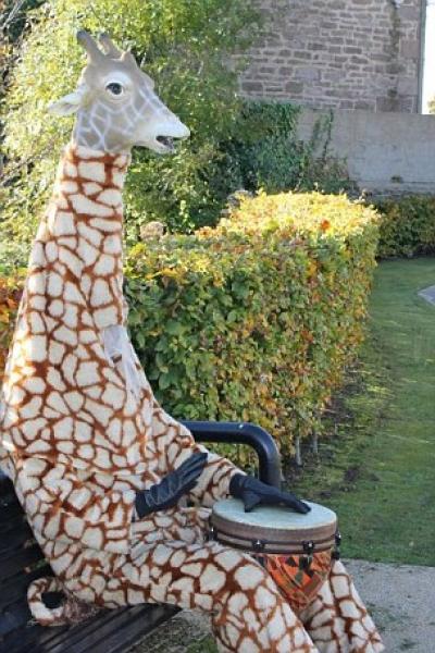 Добрый Жираф помогает людям в Шотландии