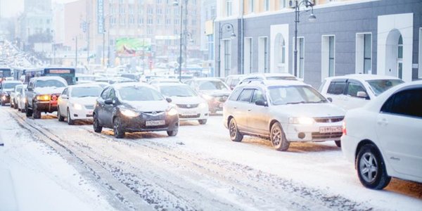 Жителей Владивостока просят воздержаться от поездок на личном транспорте
