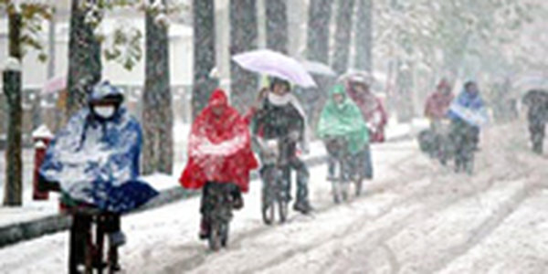 Снегопад заблокировал на дорогах Китая более 30 тысяч человек