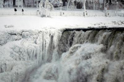 Из-за рекордных морозов в Северной Америке замерз Ниагарский водопад
