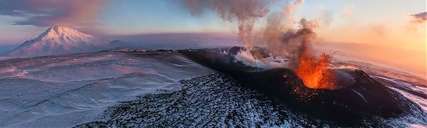 Два камчатских вулкана выбросили километровые столбы пепла