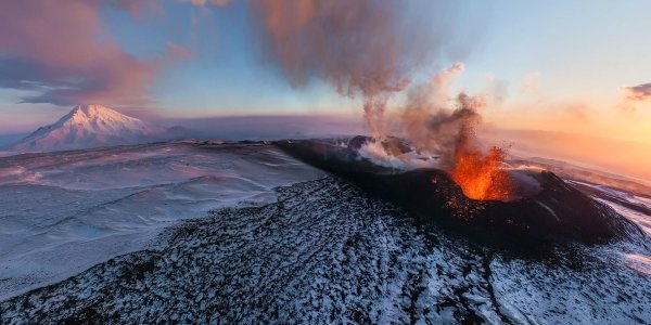 Два камчатских вулкана выбросили километровые столбы пепла