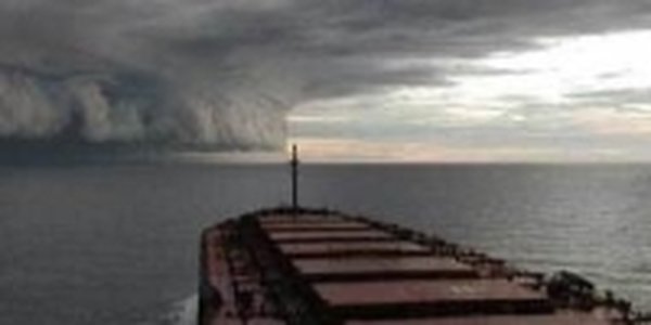 На северо-западе Тихого океана наблюдается тайфунная деятельность