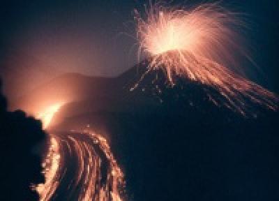 Вулкан Ключевской разбрасывает раскаленную магму на сотни метров