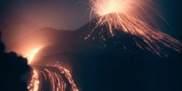 Вулкан Ключевской разбрасывает раскаленную магму на сотни метров