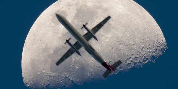 Потрясающая фотография самолёта на фоне луны