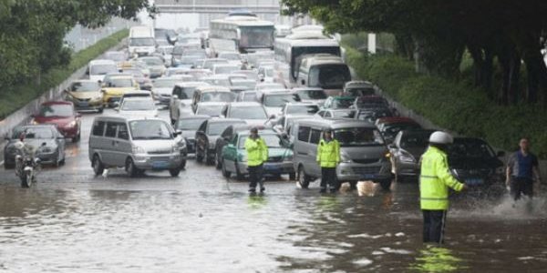 В Китае от непогоды пострадали около 100 тыс. человек