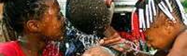 Ньюйоркцы спасаются от жары с помощью пожарных кранов