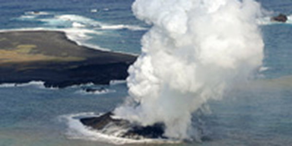 Извержение вулкана привело к появлению нового японского острова