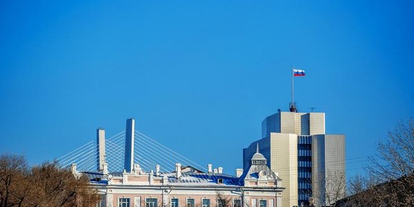 Во Владивостоке установилась солнечная, но ветреная погода