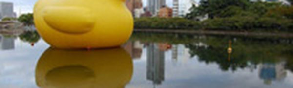 В Темзу запустили гигантского утенка