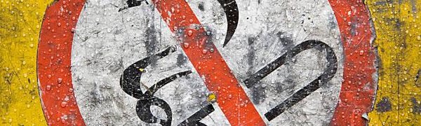 В Госдуму внесли законопроект о запрете курения около подъездов