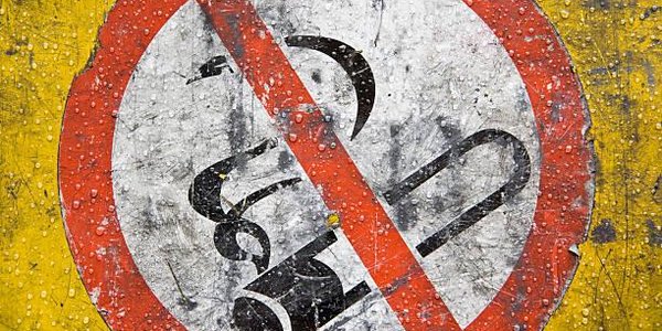 В Госдуму внесли законопроект о запрете курения около подъездов