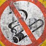 В Госдуму внесли законопроект о запрете курения около подъездов