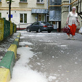Москву засыпало «снегом» (ФОТО)