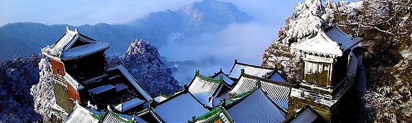 На северо-востоке Китая снегопады вызвали нарушение транспортного сообщения