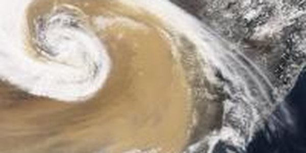 Китай и Япония на выходных оказались во власти песчаной бури