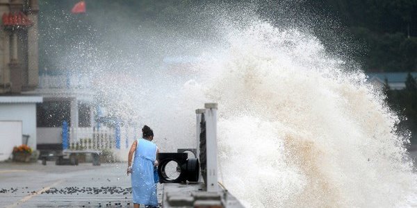 В Японии эвакуируют 73 000 жителей в связи с ударом тайфуна «Этау»