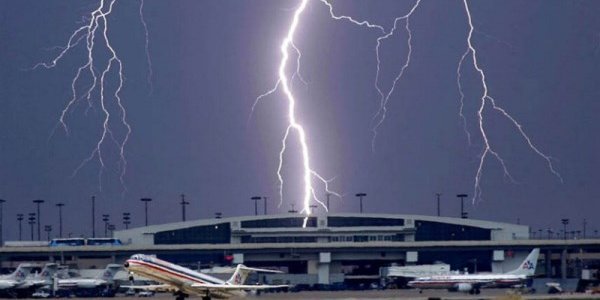 Испанскую сборную по футболу поразила молния