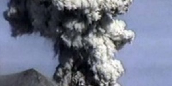 Вулкан Шивелуч на Камчатке выбросил столб пепла на высоту 3.4 км