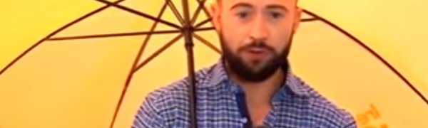 Ведущего прогноза погоды сдуло ветром в прямом эфире (ВИДЕО)