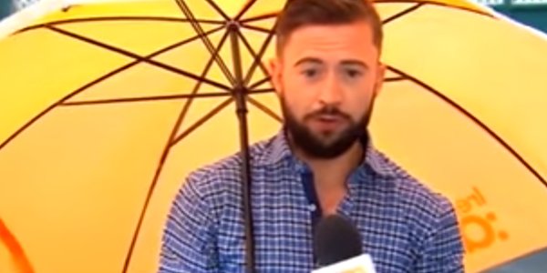 Ведущего прогноза погоды сдуло ветром в прямом эфире (ВИДЕО)