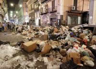 Неаполь оказался под грудами мусора