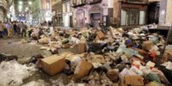 Неаполь оказался под грудами мусора