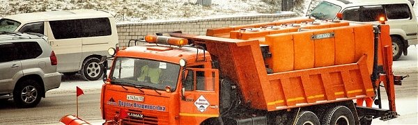 Во Владивостоке продолжают бороться с последствиями ночного снегопада