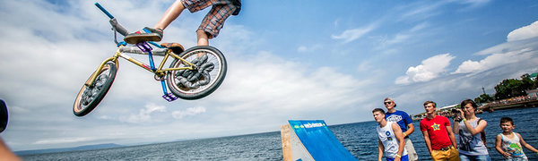 Fun Jumping: Прыжки в Амурский залив на велосипедах и роликах
