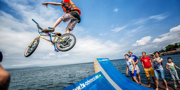 Fun Jumping: Прыжки в Амурский залив на велосипедах и роликах