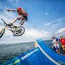 Fun Jumping: Прыжки в Амурский залив на велосипедах и роликах