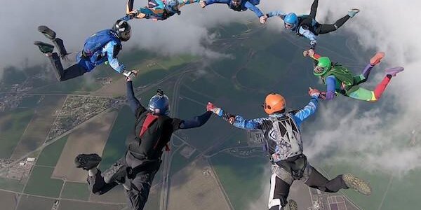 При каких погодных условиях нельзя осуществлять прыжки с парашютом