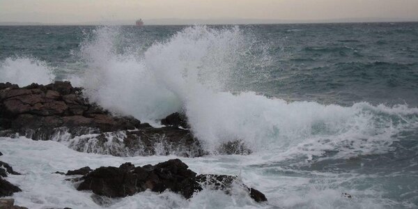 Объявлено предупреждение о неблагоприятных погодных явлениях в Японском море