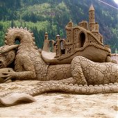 Чем заняться на пляже? Построить замок из песка!