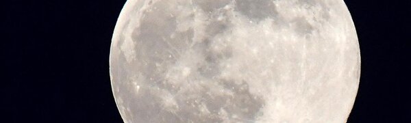 Волчья Луна: первое полнолуние 2022 года в фотографиях