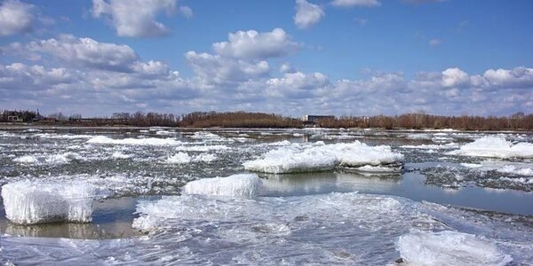 На реках Приморья продолжается вскрытие и движение льда 