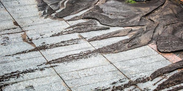 Городские службы устраняют последствия сильного ливня во Владивостоке