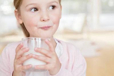 Медики опровергли пользу молока при простуде
