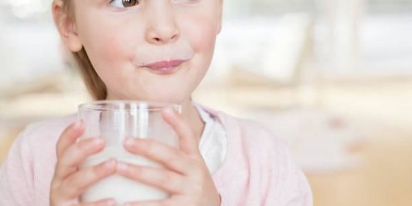 Медики опровергли пользу молока при простуде