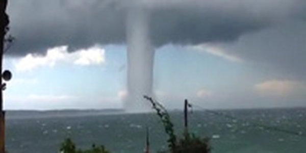 У берегов Австралии появился уникальный водяной смерч