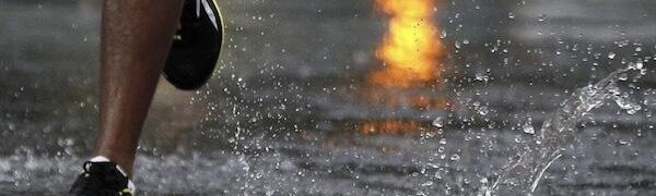Бег в дождь: стоит ли выходить на пробежку в непогоду?